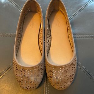 Cute beige ballet flats!